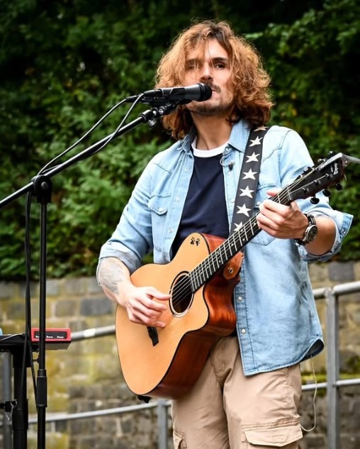Matt G mit Gitarre